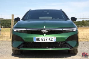 Face avant Opel Astra Sports Tourer Vert Klover avec calandre Opel Vizor