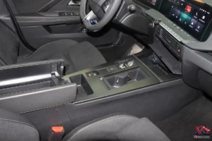 Les nombreux espaces de rangement de la console centrale de l'Opel Astra 2026