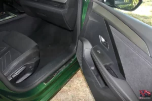 Vue de l'intérieur de la portière avant de l'Opel Astra Ultimate