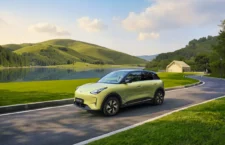 geely-e2-2026-citadine-electrique-photo-dynamique-route-de-campagne