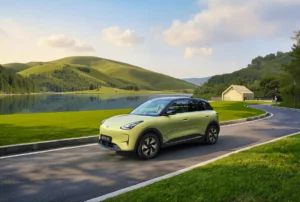 geely-e2-2026-citadine-electrique-photo-dynamique-route-de-campagne