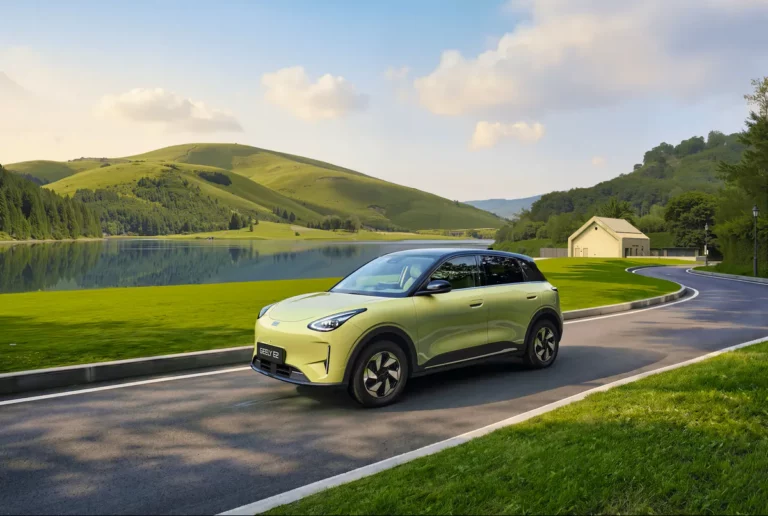 geely-e2-2026-citadine-electrique-photo-dynamique-route-de-campagne