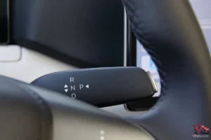 Commande de vitesses derrière le volant du BYD Atto 2 DM-i finition Boost