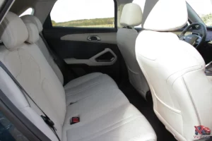 Espace aux jambes généreux aux places arrière du SUV BYD Atto 2 hybride rechargeable