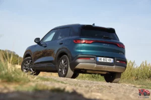 Vue arrière du BYD Atto 2 DM-i Boost de couleur Midnight Blue sur chemin de campagne