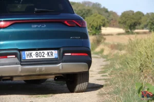 Vue arrière du BYD Atto 2 DM-i Boost de couleur Midnight Blue sur chemin de campagne