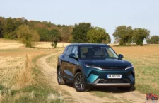 Face avant du BYD Atto 2 DM-i Boost de couleur Midnight Blue sur chemin de campagne