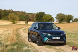 Face avant du BYD Atto 2 DM-i Boost de couleur Midnight Blue sur chemin de campagne