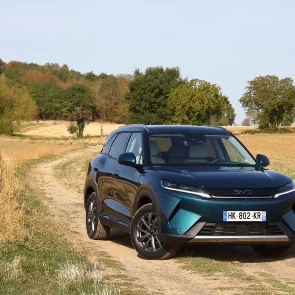Essai BYD Atto 2 DM-i Boost (2026) : Le SUV urbain hybride rechargeable qui bouscule le marché