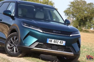 Face avant du BYD Atto 2 DM-i Boost de couleur Midnight Blue sur chemin de campagne