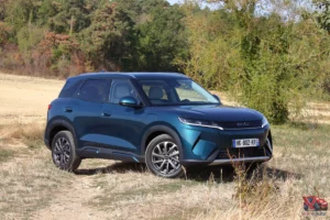 Face avant trois quart du BYD Atto 2 DM-i Boost de couleur Midnight Blue sur chemin de campagne