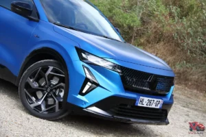 Face avant du Renault Rafale Atelier Alpine avec teinte Bleu Sommet satin