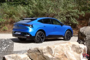 Vue trois-quarts arrière du Renault Rafale 300 ch avec teinte Bleu Sommet satin
