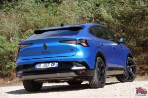 Vue trois-quarts arrière du Renault Rafale 300 ch avec teinte Bleu Sommet satin