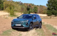 Vue avant du nouveau Toyota RAV4 hybride 2026 de couleur Vert Impérial