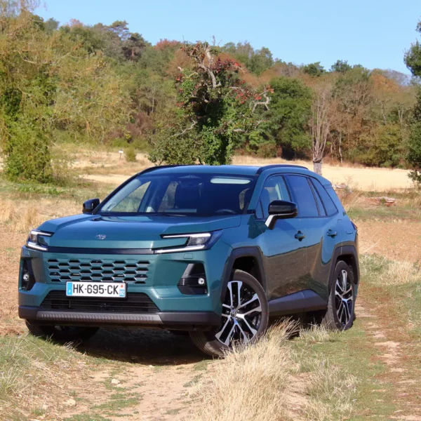 Essai Toyota RAV4 hybride 2026 : L&rsquo;icône japonaise au service des familles