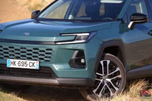 Face avant agressive du nouveau Toyota RAV4 hybride 2026 de couleur Vert Impérial
