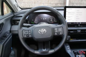 Volant et tableau de bord du Toyota RAV4 hybride 2026