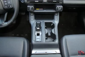 Consoles centrale avec rangements du Toyota RAV4 hybride 2026
