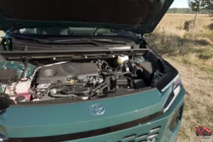 Le moteur 4 cylindre sous le capot du nouveau Toyota RAV4 hybride 2026