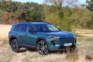 Vue avant du nouveau Toyota RAV4 hybride 2026 de couleur Vert Impérial